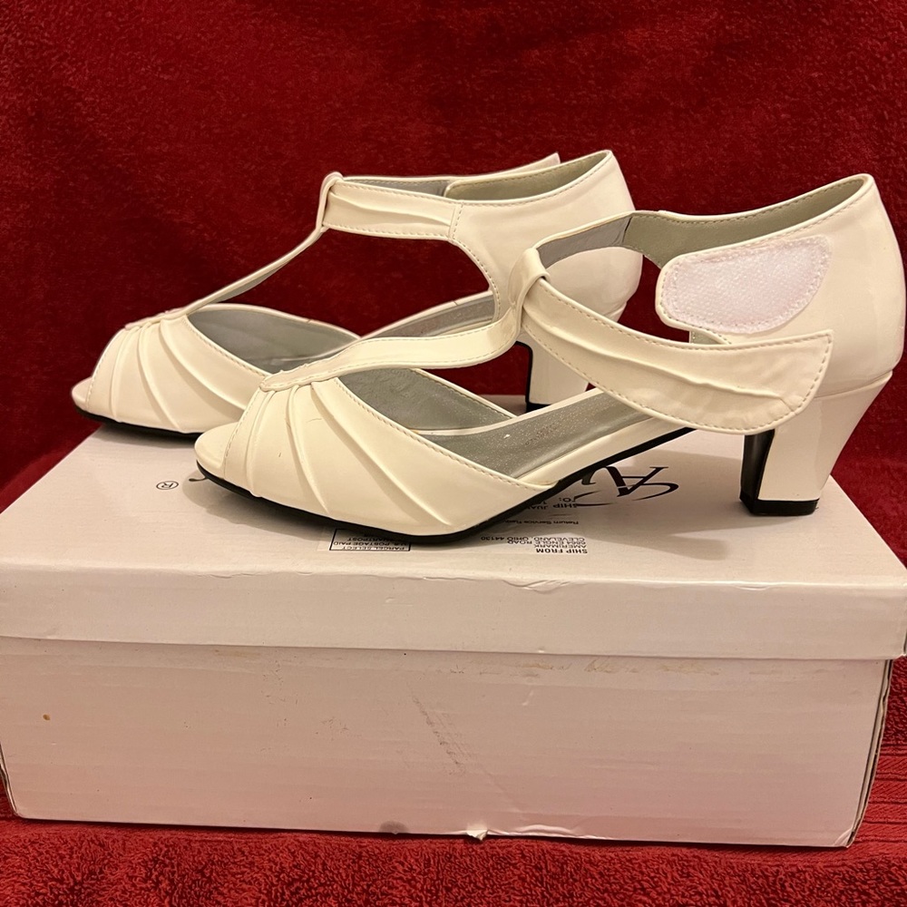 Angel Steps Eva Pump Women’s Shoes; White Patent; Size 7.5